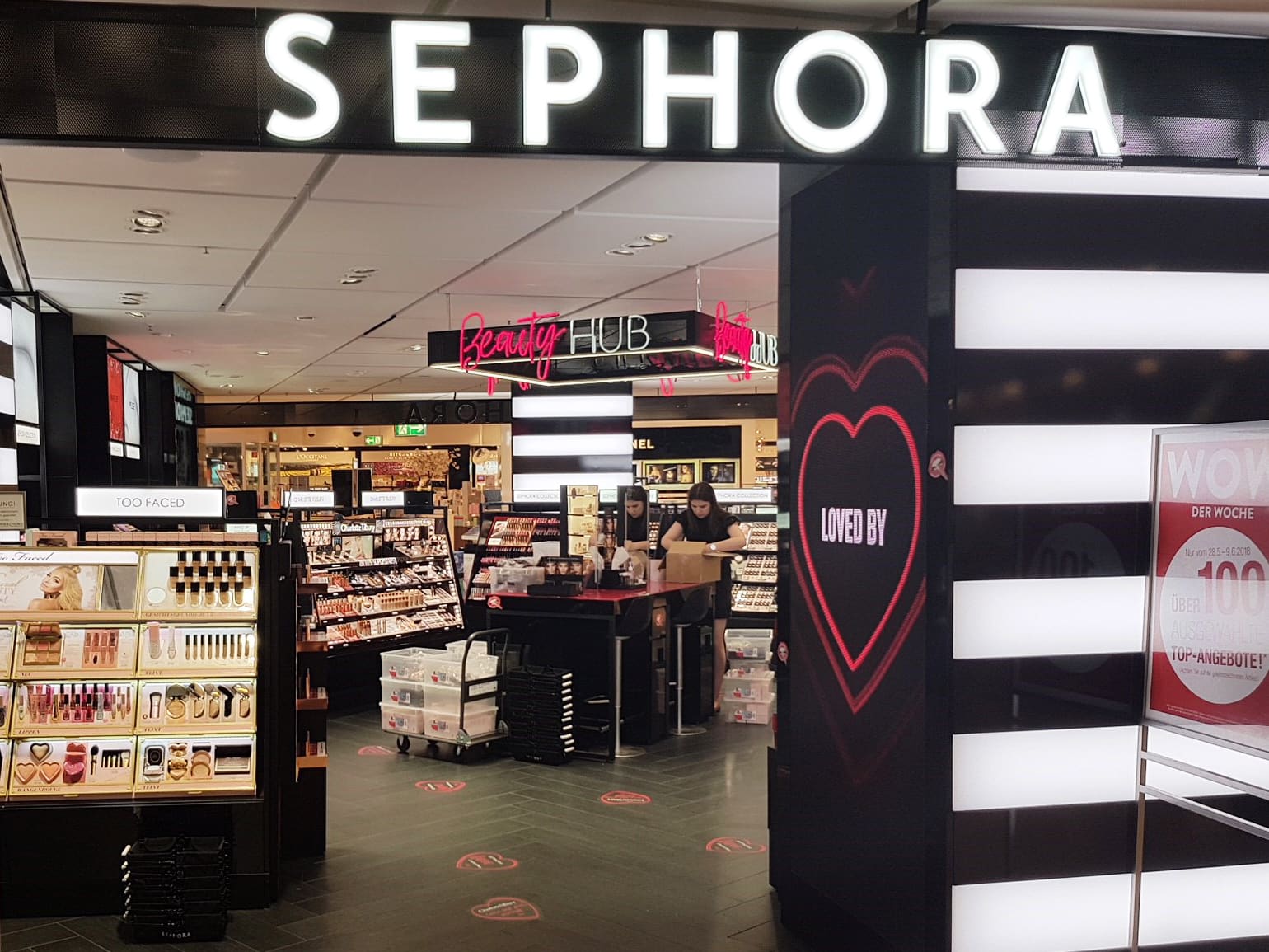 11 Charlotte Tilbury, Sephora Takeover Germany Retail Design